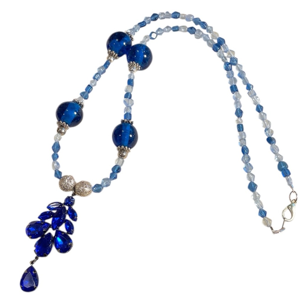 ✔️✔️Colbalt blue glass beaded necklace with pendant